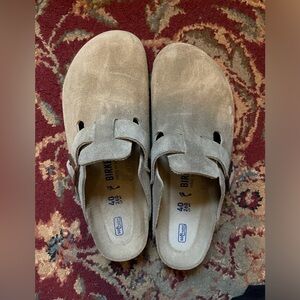 Birkenstock Boston size 40 women’s. Narrow fit. Taupe. New never worn outside.